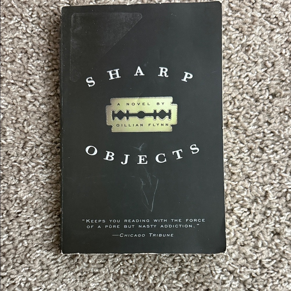 Sharp Objects by Gillian Flynn Book